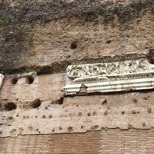 大理石の残った壁