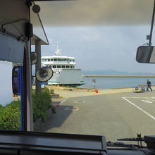 バス停すぐの家浦港