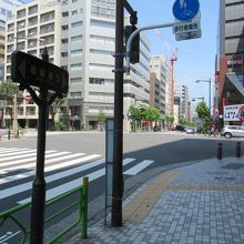 久松町交差点の南西側からほぼ東方向の様子