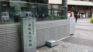 もう少し立派な石碑でも…