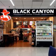 空港内では安くて、メニューにないドリンクも対応してくれた。