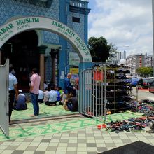 …棚に入りきらない靴が歩道にもびっしり。