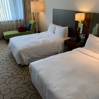 ダブルベッド×２の部屋。広さは必要十分です。