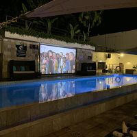 プールでは、夜にアニメ映画を上映していました。