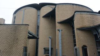 変わったデザインの建物