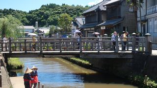 橋から水が落ちる