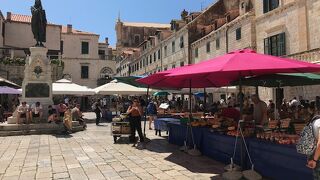 とても賑やかな広場