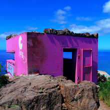 建物のピンク色と空と海の青がいいコントラストです！