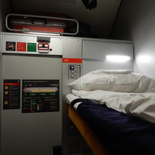 上段のベッド(入口上の荷物置きは結構物が置けます)