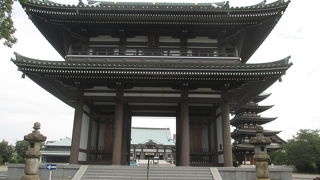 大きなお寺です