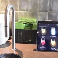 コップを蛇口下に置き、液晶画面をタッチしてジュースを選ぶ