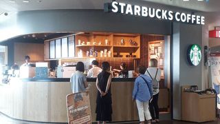 海を見ながらスタバ