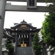 神楽坂の裏道にある神社