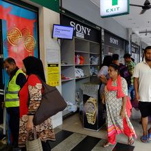 幾つもある入口の一つ。大きな荷物は預けなければならない事も。