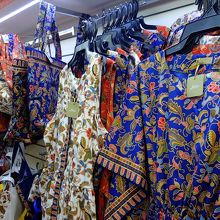 本文中のホームドレス（画像右）は、地下階の衣料品コーナーに