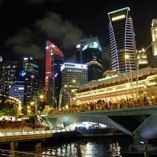 マーライオン公園近くから見た夜の高層ビル群は超現代的