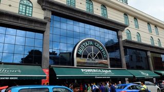 いつでも24時間営業。最近のお気に入りは、シンガポール航空の制服と同じような柄のホームドレス。