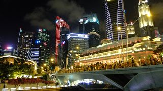 MRTラッフルズ・プレイス駅を出ると、そこはもう林立する高層ビル群の谷間