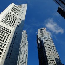 ラッフルズ・プレイス駅を出ると、そこはもう高層ビル群の谷間