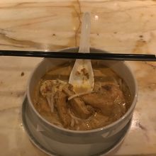 朝イチにラクサ。係の方が作って下さいます