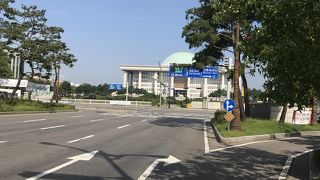 ドーム型屋根が目印