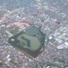 池に日本列島が浮かんでいます
