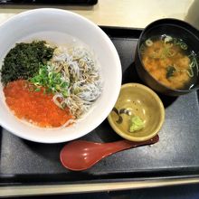 イクラとしらすの宝船丼 1280円。