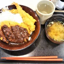 名古屋丼 900円。