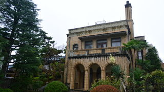 凝った装飾、重厚な雰囲気。