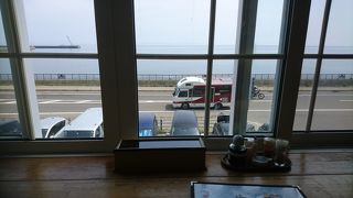 食事にお土産に便利なお店