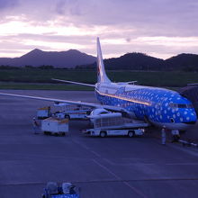 青いジンベイジェットを夕陽モードで撮影