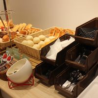 朝食、パンは各種豊富