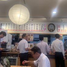 岩本町小町食堂は昼時 混雑します。
