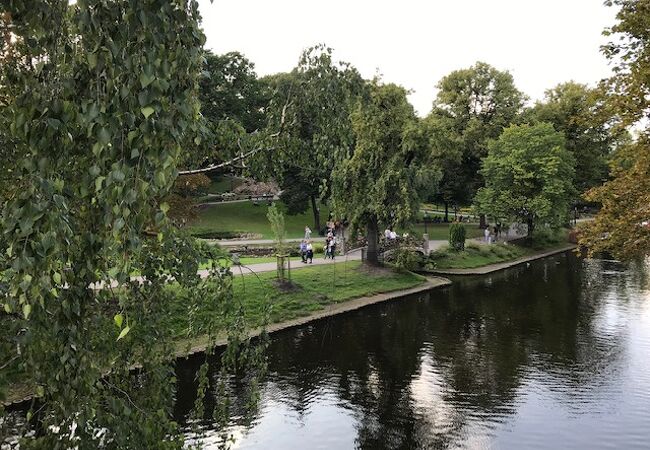 ルセータス運河に沿って公園が整備