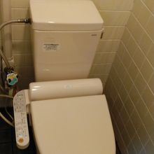 駅を出ると左にトイレ　シャワートイレです