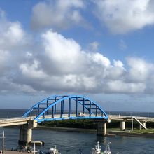 離島ターミナルからでもはっきり分かる青い橋