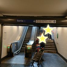 駅の出口1。そのまま真っ直ぐ進んでください。