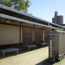 後ろの武家屋敷を見てください