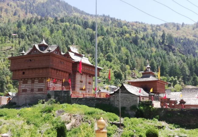 山に囲まれた神聖なヒンドゥー寺院