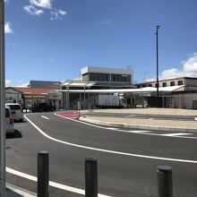 駅前ロータリーより駅を