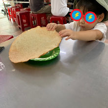 ライスペーパー。割って麺に入れると美味しい！