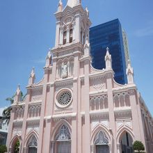 青空に映えるパステルピンクの大聖堂