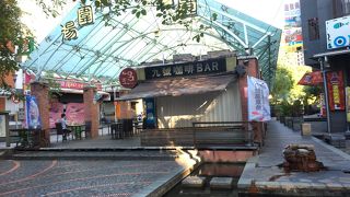 足湯が点在、上流に裸湯