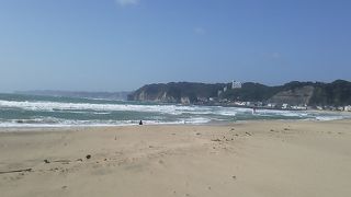 シーズンオフでも日によってはサーフィン利用等それなりに人がいる場合があります