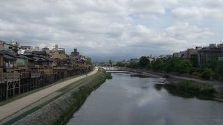 川に沿った遊歩道を散策