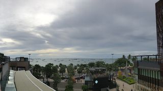 ヒルトン直結の便利なショッピングモール