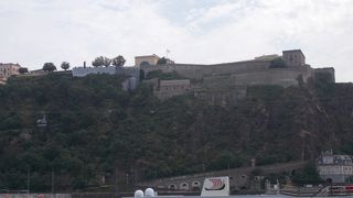 ライン川の右岸にあります。