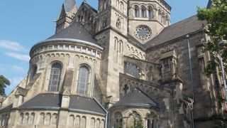 旧市街地の西側にあります。