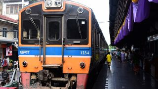 建物の間に唐突に