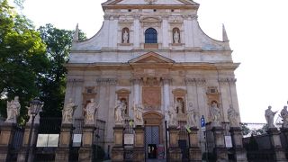 白を基調としたオーソドックスな美しい教会